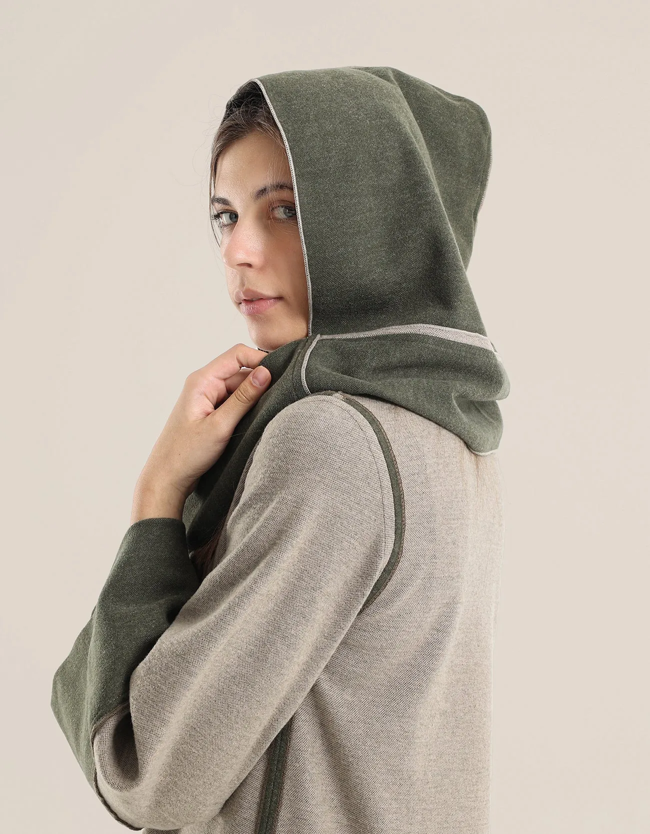 Reversible hooded scarf in 2 coloured jacquard