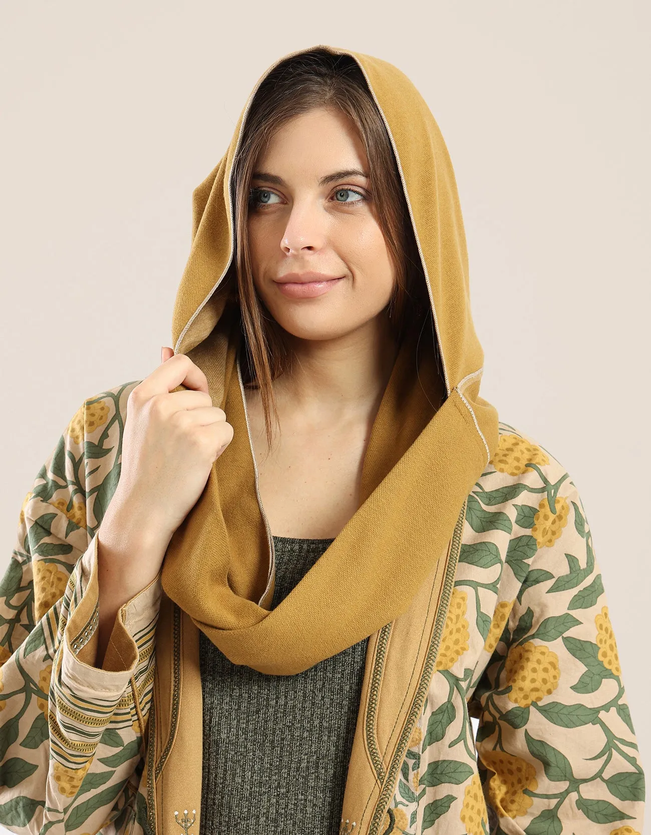 Reversible hooded scarf in 2 coloured jacquard